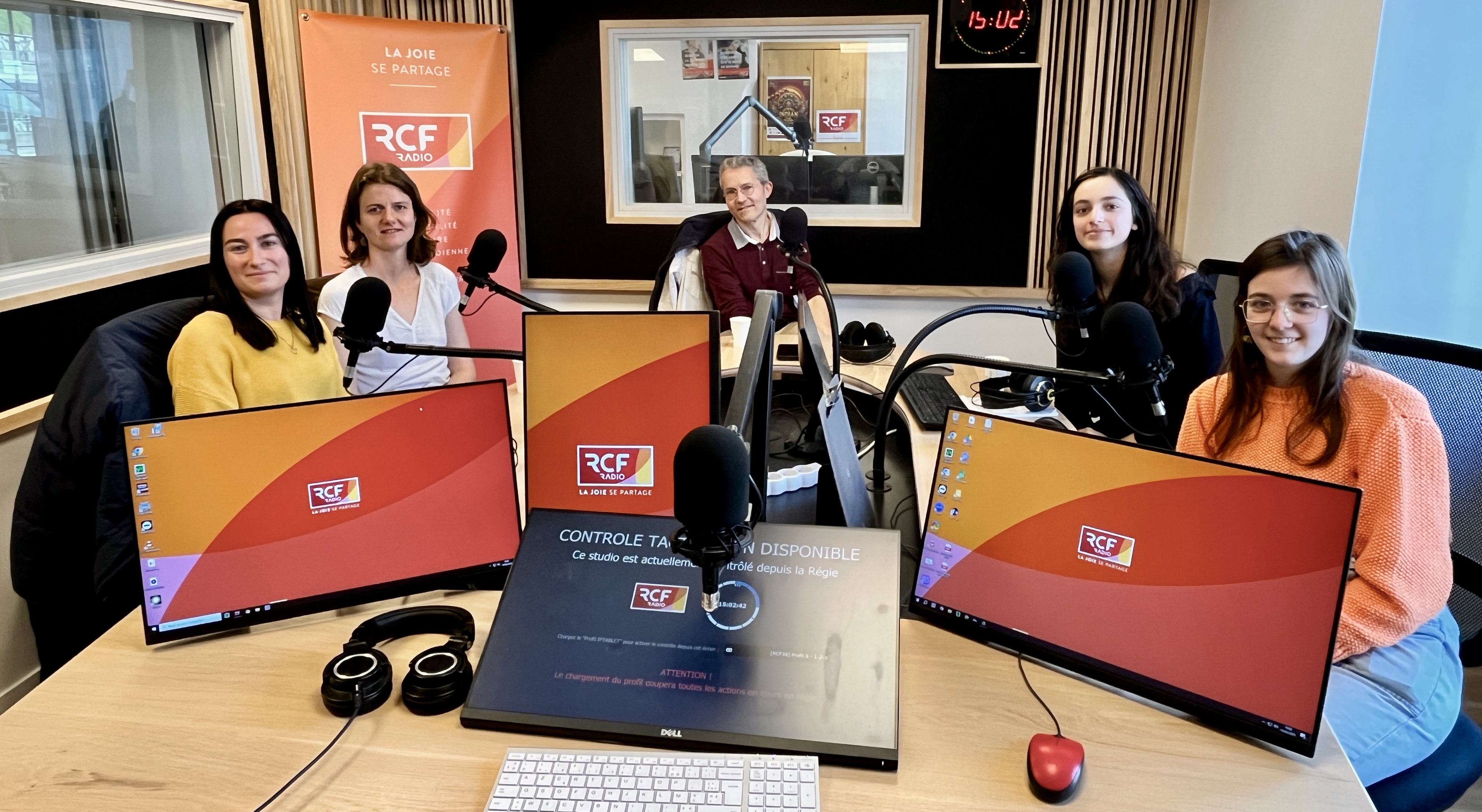 Photo des invités dans les studios de RCF