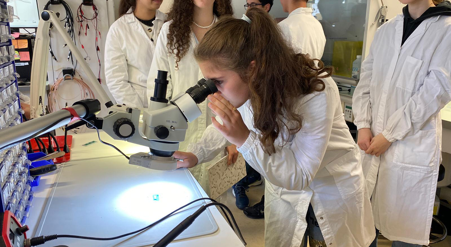 stagiaire regardant dans un microscope