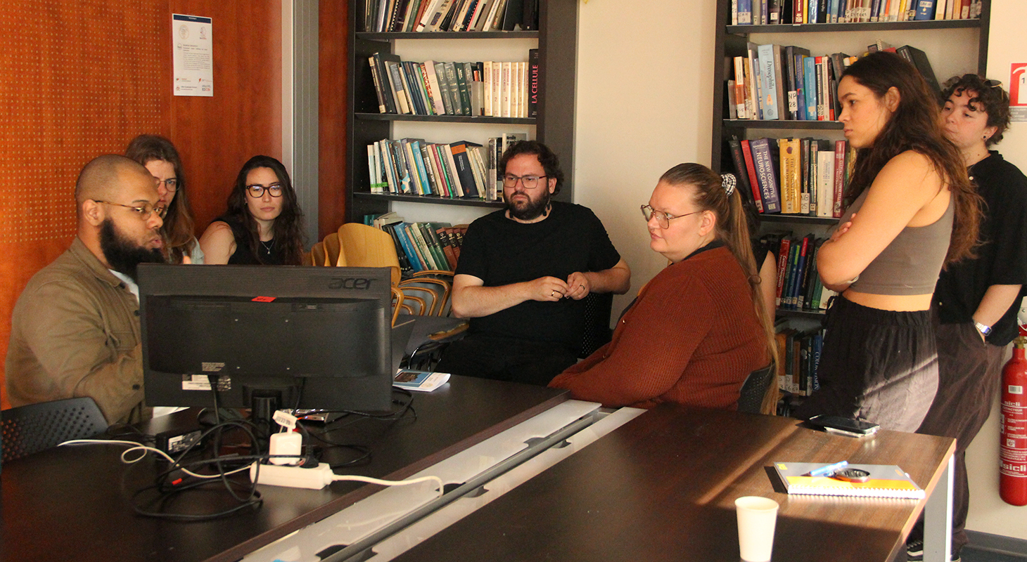 Doctorants discutant de leurs thèses